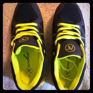 TENNIS SHOES SIZE 6 NWOT